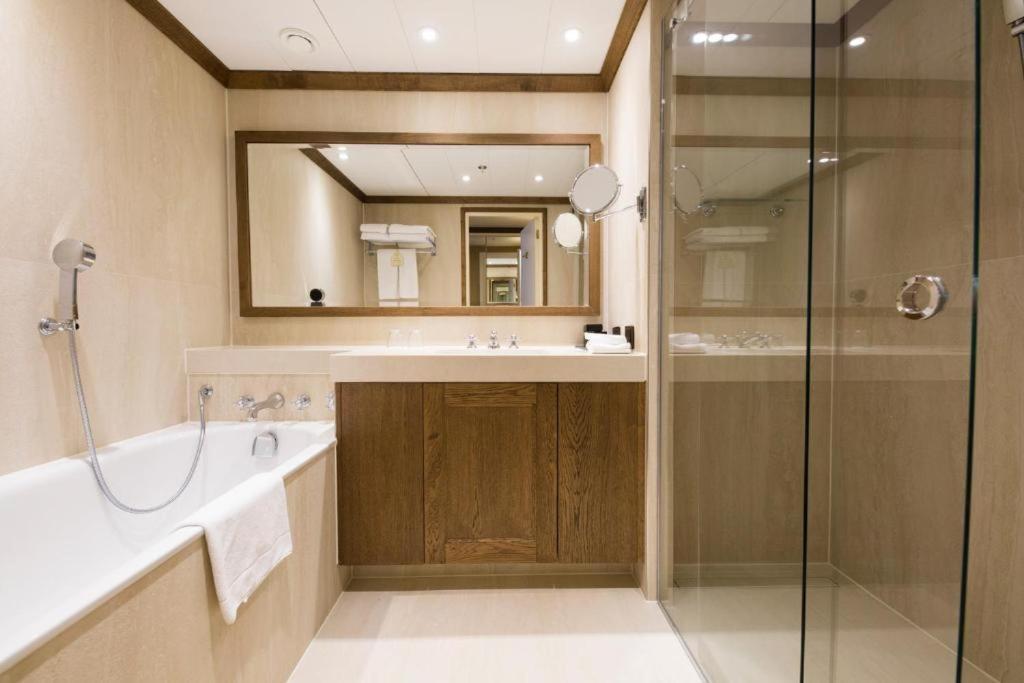 Grand Hotel Huis Ter Duin Noordwijk Pokoj fotografie A bathroom in a hotel