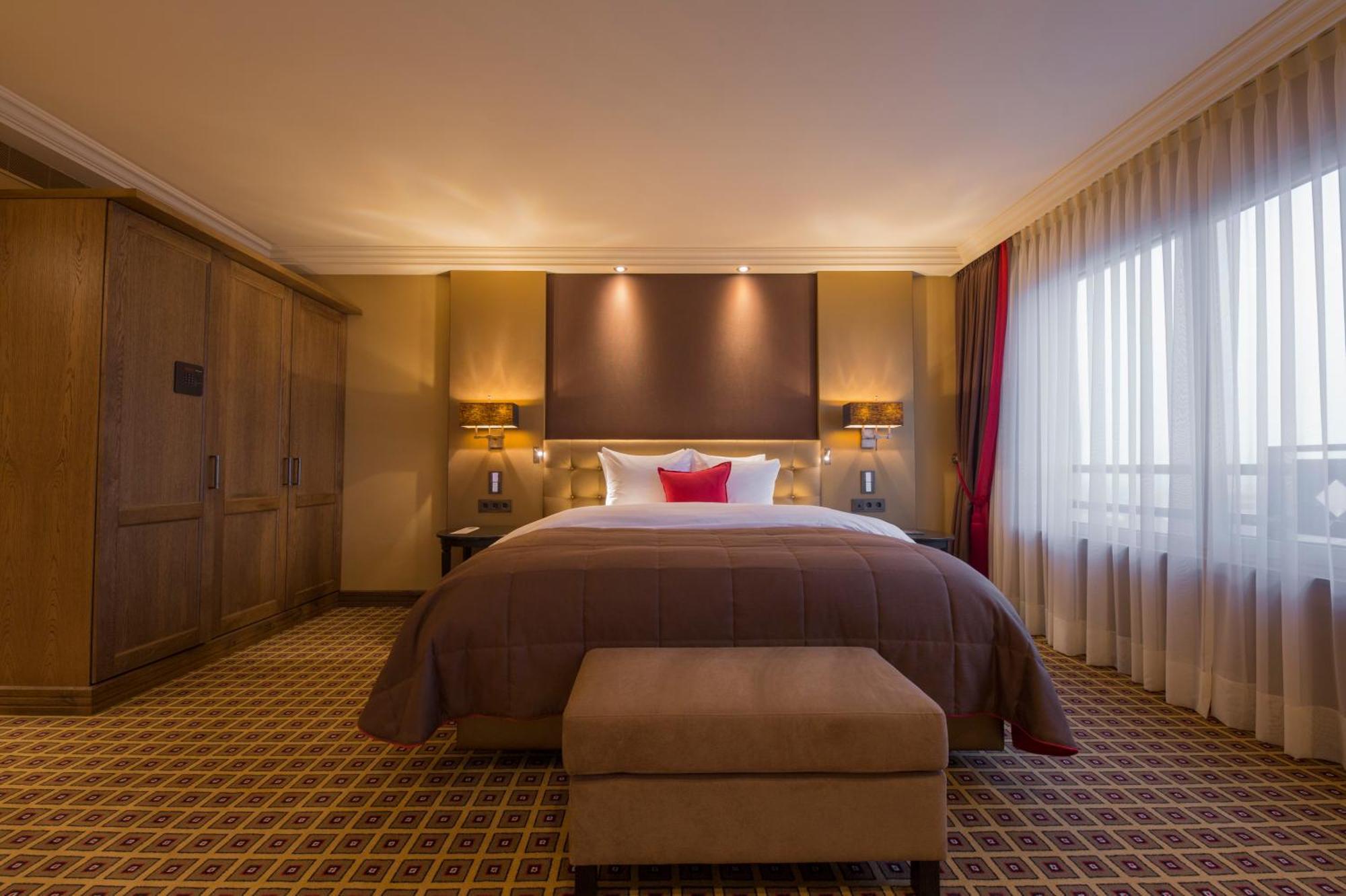 Grand Hotel Huis Ter Duin Noordwijk Pokoj fotografie A bedroom at the InterContinental London
